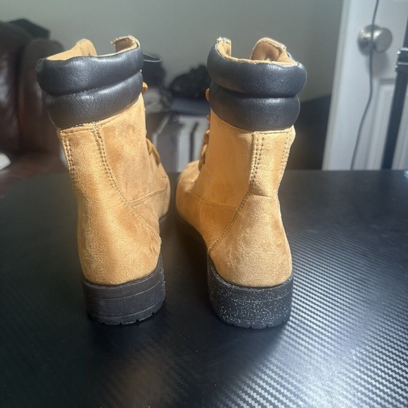 Size 6 - Women's Boots Tie Ankle High Rue21 NWT Faux Suede - Picture 2 of 6